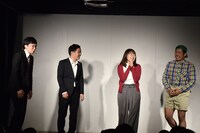 「東京桜」のエンディングに集結する（左から）ザ・マミィの林田と酒井、吉住、岡野陽一。