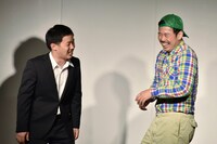 「2人が入れ替わるネタ」を即興で実演する（左から）ザ・マミィ酒井、岡野陽一。
