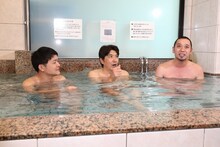 石橋貴明（中央）と千鳥。(c)フジテレビ