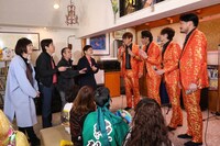 純烈（右）が登場するワンシーン。(c)フジテレビ