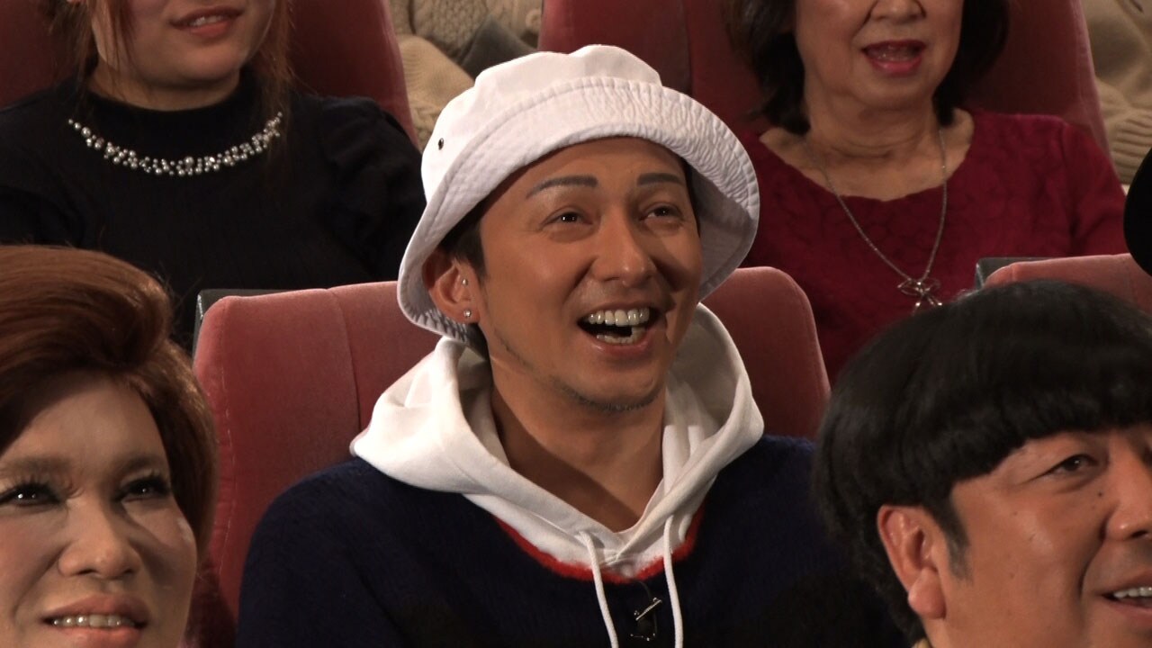 ロケVTRを鑑賞するISSA。(c)テレビ東京