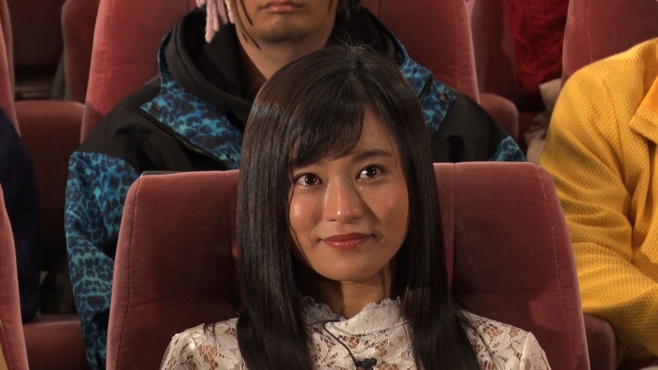 ロケVTRを鑑賞する小島瑠璃子。(c)テレビ東京