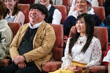 バナナマン日村（前列左）もロケに参加。(c)テレビ東京