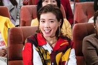 ロケVTRを鑑賞する仲里依紗。(c)テレビ東京