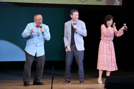 左から松村邦洋、高田文夫、松本明子。