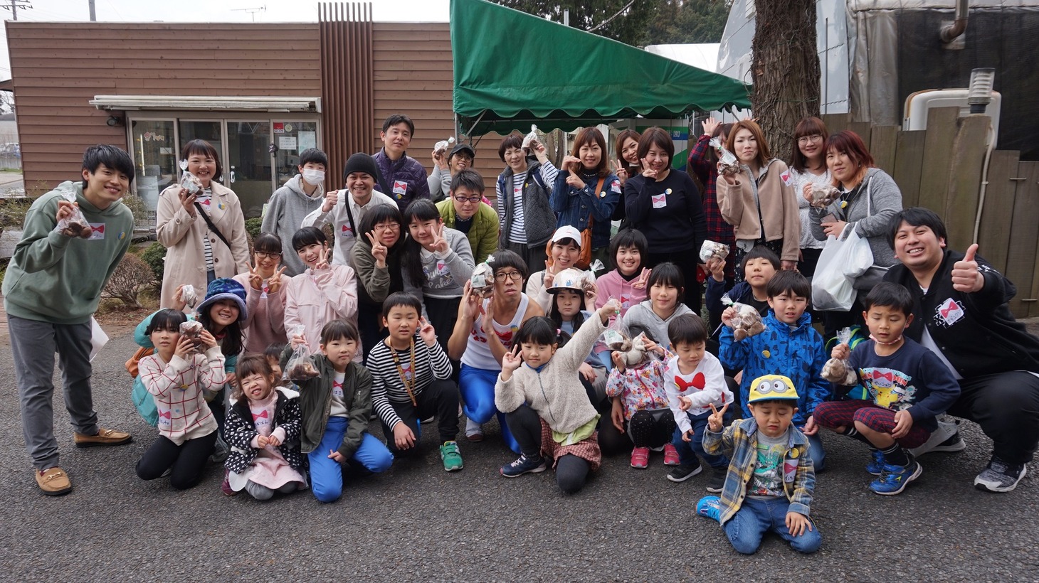 記念撮影するツアー参加者たち。