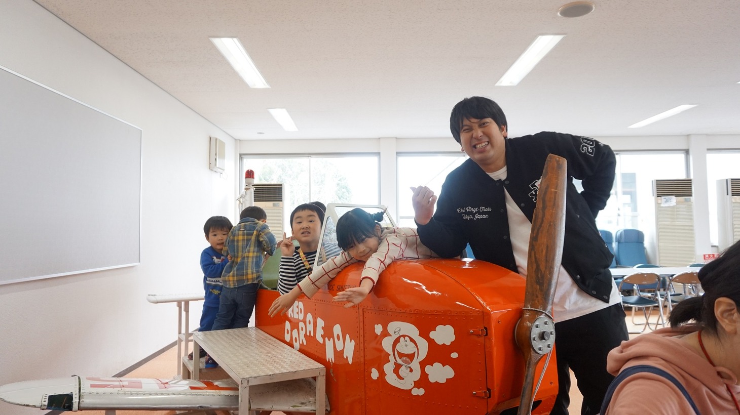記念撮影するレインボー実方と子供たち。