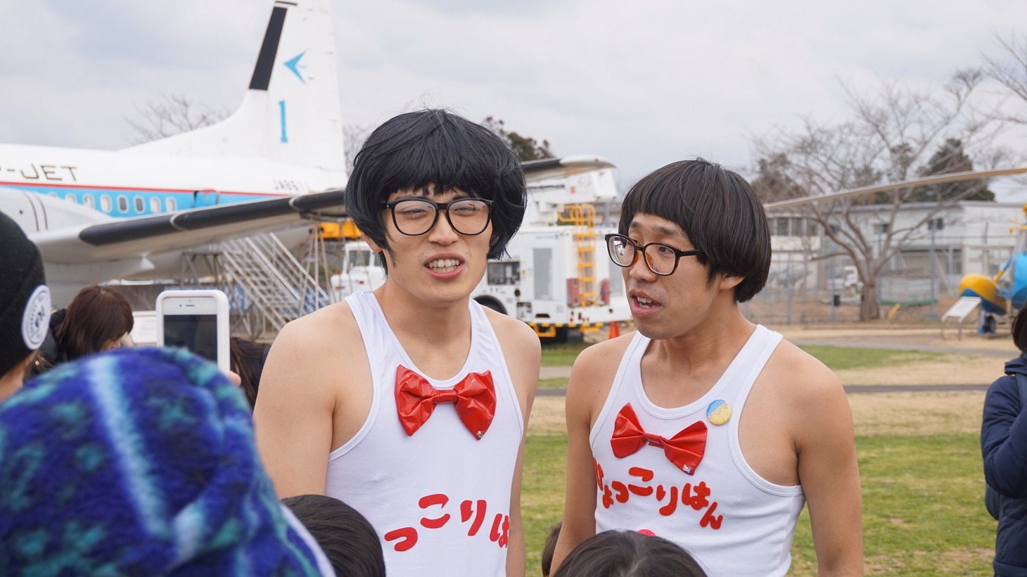 ニセひょっこりはんに扮したレインボー池田（左）とひょっこりはん（右）。