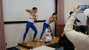 ひょっこりはん体操を踊る一同。