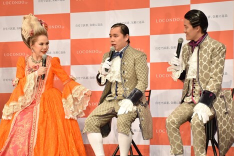 （左から）デヴィ夫人、霜降り明星。