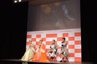 霜降り明星・粗品（右端）が愛用している靴を紹介するワンシーン。