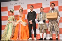 （左から）辻元舞、デヴィ夫人、株式会社ロコンドの田中裕輔社長、霜降り明星。