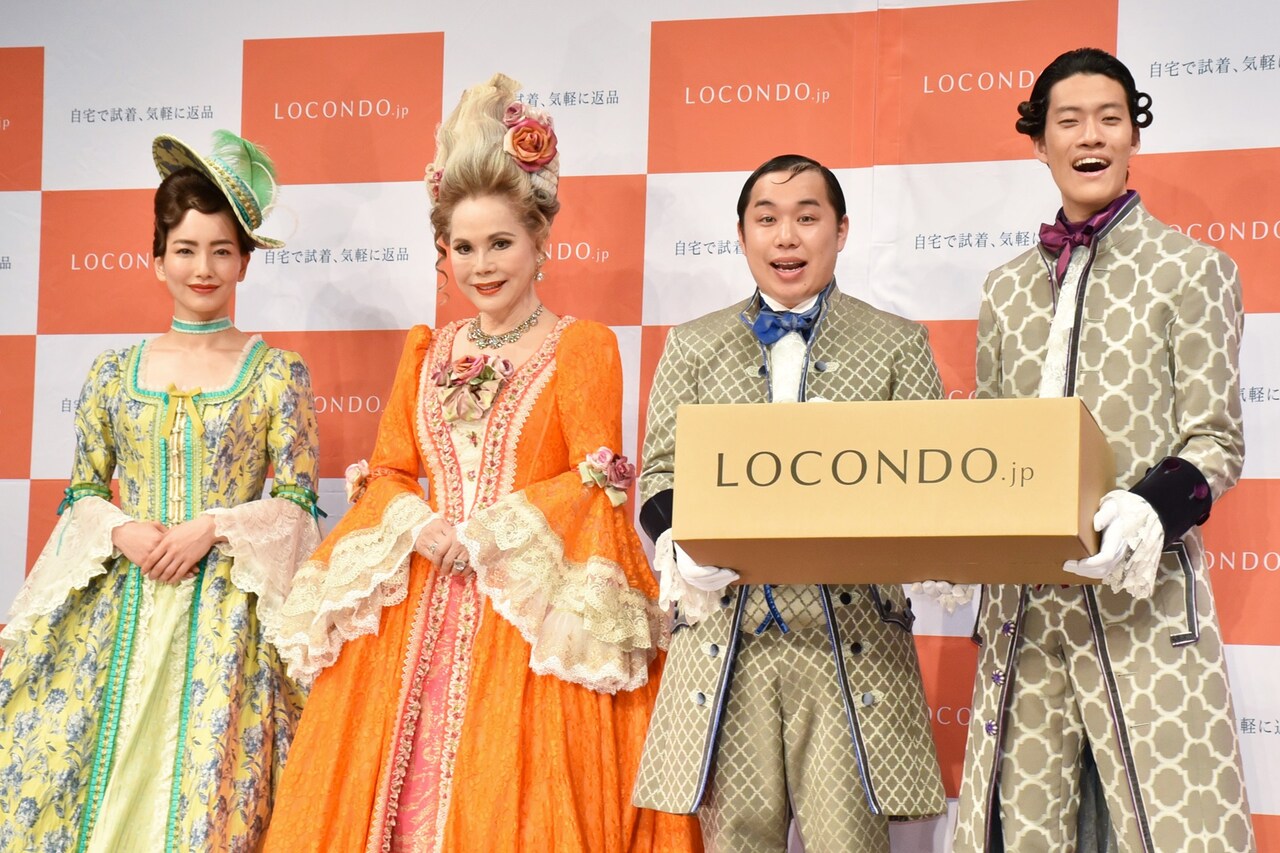 「ロコンド 新CM発表会」に出席した（左から）辻元舞、デヴィ夫人、霜降り明星。
