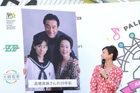 20年前の自分の写真を見る高橋真麻。