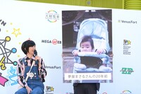 20年前の自分の写真を見る夢屋まさる。