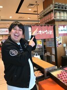 かつてのバイト先を紹介するレインボー実方。