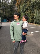 子供を抱っこするレインボー池田。