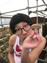 シイタケを持つひょっこりはん。