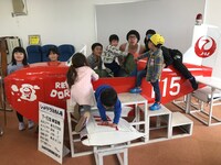 記念撮影するひょっこりはんと子供たち。