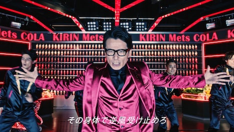 RADIO FISHが出演する「超ラジオ体操 第一」でラップを披露するオリエンタルラジオ藤森。