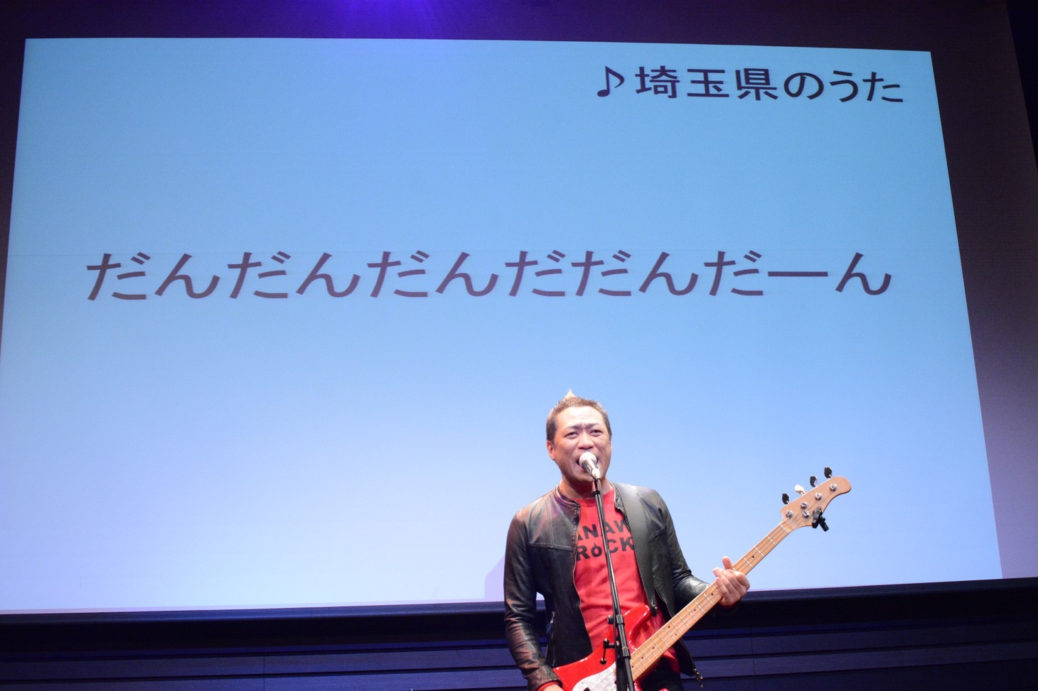 歌うはなわ。