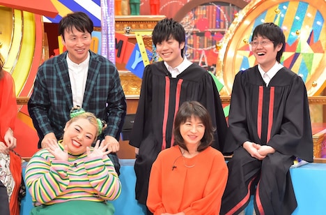スタジオ出演者たち。(c)TBS