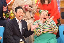 （左から）東野幸治と渡辺直美。(c)TBS