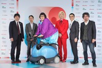 メイプル超合金（中央）と関係者たち。