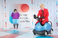 「RODEM」に試乗するメイプル超合金カズレーザー（右）と安藤なつ。