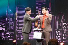 “EDM歌謡漫談”を披露するきつね。(c)BSフジ