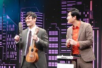 “EDM歌謡漫談”を披露するきつね。(c)BSフジ