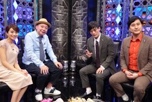 左から曽田茉莉江、鈴木おさむ、きつね。(c)BSフジ