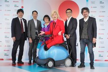 「丸の内エリア 次世代モビリティ体験 記者発表会」に出席したメイプル超合金（中央）と関係者たち。