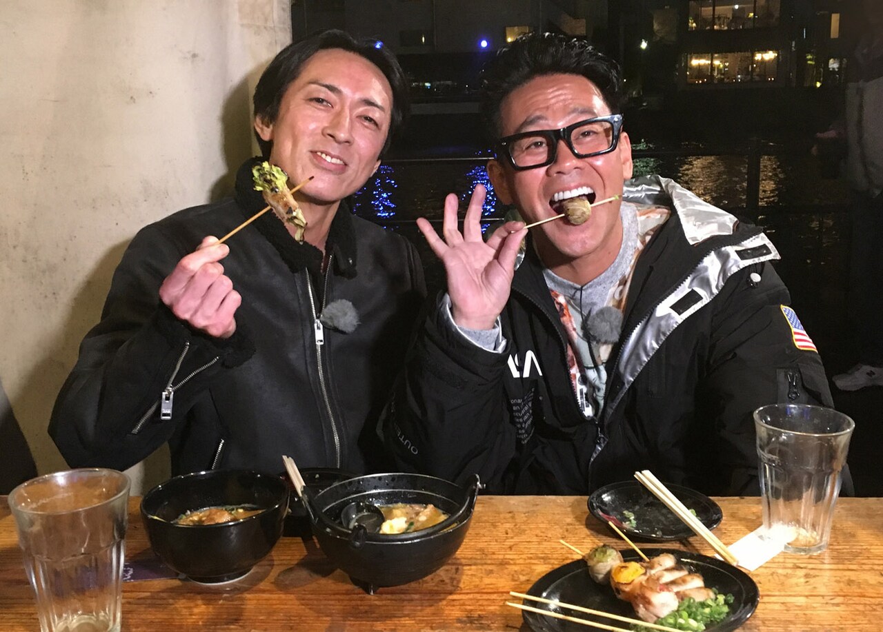 「矢部＆大輔の話ぐらい聞くでぇin博多～ブラっとお悩み相談旅～」に出演する（左から）ナインティナイン矢部、宮川大輔。(c)関西テレビ