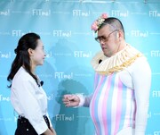 女性の悩みに答えるスピリチュアルアドバイザーの野性爆弾くっきー（右）。