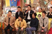 スタジオ出演する芸人たち。(c)フジテレビ
