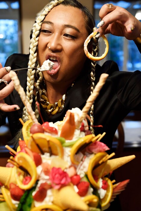 Cafe de Blueの名物である巨大パフェ「フレンズ」を味わうUMBRELLA。