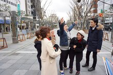 ロケ中の霜降り明星。(c)静岡朝日テレビ