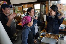 ロケ中の霜降り明星。(c)静岡朝日テレビ