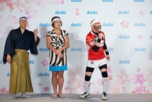 “転職あるある”を熱唱するレイザーラモンRG。