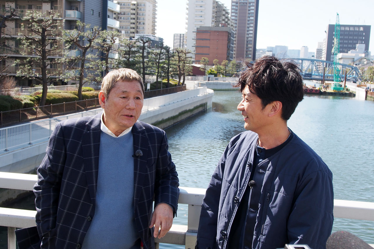 ロケに出るビートたけし（左）と国分太一（右）。