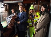 東京洋傘を手作りしている工房を訪れるビートたけし（左から2人目）ら。