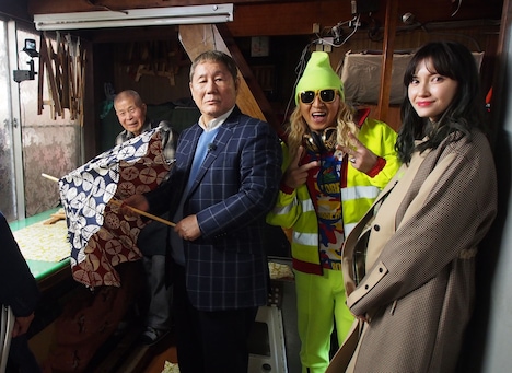 東京洋傘を手作りしている工房を訪れるビートたけし（左から2人目）ら。