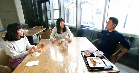 ダイアン津田(右)と大阪工業大学の学生たち。(c)ABC