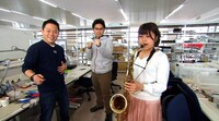 「相席食堂」に出演するダイアン津田（左）と大阪工業大学の学生たち。(c)ABC