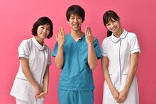 左から水川あさみ、しゅんしゅんクリニックP、中条あやみ。(c)日本テレビ