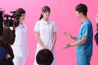 水川あさみと中条あやみと対面するしゅんしゅんクリニックP。(c)日本テレビ