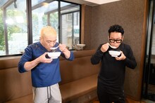 左から松本人志、宮川大輔。(c)日本テレビ