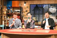 取材会で誰がもっともひねくれているか話し合う（左から）三四郎・小宮、ハライチ岩井、南海キャンディーズ山里。