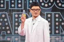 渾身のネタを披露するザブングル加藤。